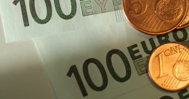 Close-up shot Euro peněz, mincí a bankovek. Měně euro. Mince naskládané na sobě v různých polohách. Koncept peníze. Rotace — Stock video