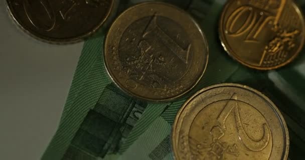 Makro skott av euron pengar, mynt och sedlar. Eurovalutan. Mynt staplade på varandra i olika positioner. Pengar koncept. — Stockvideo