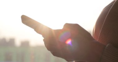 Yeşil ekranlı akıllı telefon tutarak el. Pencere duran cep telefonu kullanan kız. Arkadan Görünüm vurdu.