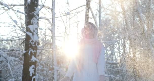 Žena v parku je radost házení sněhu. Happy zimní čas ve velkém městě půvabné dívky baví v parku, těší sněžení, vyjadřující pozitivity, usmívající se na kameru — Stock video