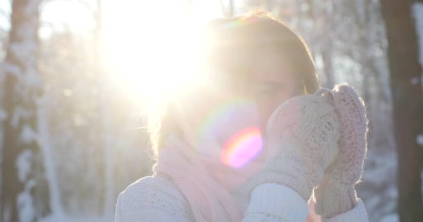Portret kobiety napoje gorące kawę lub herbatę z kubka o przytulnym parku snowy na zimowe. Piękna dziewczyna cieszy zimą na zewnątrz z kubkiem ciepłego napoju. Słoneczny dzień, Dziewczyna patrząc na kamery — Wideo stockowe
