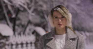 Genç güzel kız gece kış City, kameraya arayan kadın kentsel duygusal portre. Örgü şık klasik kış giysileri giyen Bayan.