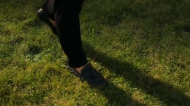 Çim sahası ile yürüyen adam. Karısına yürüyen damat