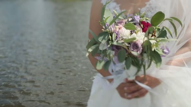 Bouquet da sposa. Sposa che tiene un mazzo, fiori nuziali — Video Stock