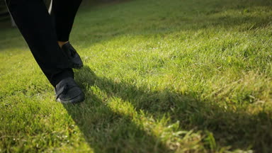 Çim sahası ile yürüyen adam. Karısına yürüyen damat