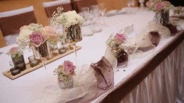 Hizmet mükemmel düğün tablo. Tablo düğün Ziyafet restoranda içinde görev yaptı, görünümü kapatın. Sandalye ve masa flowes ile dekore edilmiş olan Konuklar için