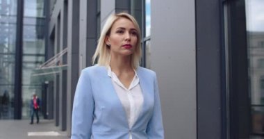 Modern binadaki ofise giderken şık kıyafetler içinde dışarıda yürüyen güzel, beyaz, sarışın bir iş kadını. Toplantıya gidiyorum..