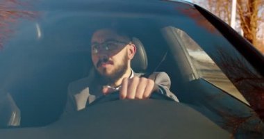 Sabahları işe giderken pahalı arabasını kullanan, gözlüklü yakışıklı, ciddi bir adam..