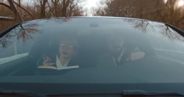 Arabayla gezen yakışıklı işadamına, yardımcısına ya da iş arkadaşına, yanında oturan sarışın kadına ve bir planlamacıyla bir gün planlamaya bakın..