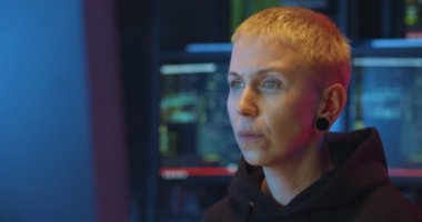 Gece bilgisayar ekranının önünde oturan ve çalışan yorgun kadın siber polis memurunu kapatın. Dişi hacker virüs ya da antivirüs yaratırken çok düşünür. Zor Bu çalışma konsepti.
