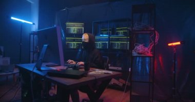 Klavyeye yazı yazan ve karanlık odada monitörlerle bilgisayar sistemini bozan anonim beyaz kadın hacker. Yüzü maskeli bir kadın internette siber suç işliyor ve bilgi çalıyor..