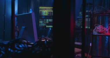 Kafkas kadın siber polis memuru klavyeye yazı yazıyor ve karanlık odada monitörlü güvenli bilgisayar sistemi programlıyor. IT sektöründen bir kadın internette araştırma yapıyor ve bilgi arıyor.