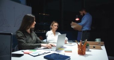 Beyaz patron kadın meslektaşlarının ofisine geliyor ve onlara belgeler veriyor. Erkek şirket çalışanı, gece iş toplantısında kadınlara üzerinde numaralar olan çarşaflar dağıtıyor..