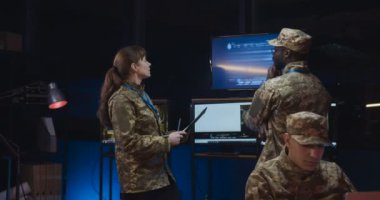 Beyaz kadın askeri yetkili Afrika kökenli Amerikalı erkek generale geliyor ve savaş alanındaki çatışma hakkında yeni bilgiler ve belgeler getiriyor. Görevdeki askerlerin gidişini izleyen adam..