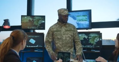 Afrika kökenli Amerikalı deniz generali konferans için ofise geliyor ve beyaz kadınlarla deniz değişimi hakkında konuşuyor. Ordu personeli toplantısında askeri operasyon planlama.