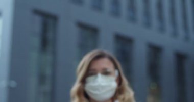 Evde kal, karantina. Dışarıya bakan maske takan ve koruyucu gözlüklü kadın portresi. Sağlık ve güvenlik, N1H1 koronavirüs, virüs koruma ve tıbbi konsept.