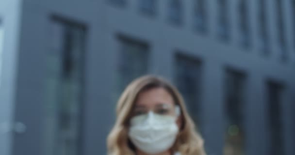 Quédate en casa, cuarentena. Retrato de mujer con máscara y gafas protectoras mirando a la cámara al aire libre. Salud y seguridad, coronavirus N1H1, cuidado de la protección del virus y concepto médico . — Vídeos de Stock