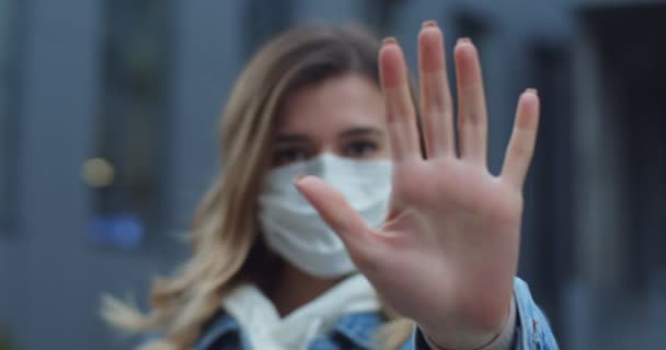 Πλύνετε τα χέρια με αντισηπτικό. Κορίτσι με μάσκα που δείχνει καθαρό χέρι σε εξωτερικό χώρο. Υγεία και ασφάλεια, N1H1 coronavirus, προστασία από ιούς και ιατρική έννοια. Γυναίκα με προστατευτική ιατρική μάσκα στο δρόμο. — Αρχείο Βίντεο