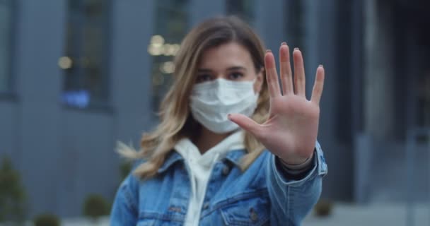 Tvätta händerna med antiseptiska medel. Flicka bär mask som visar ren hand utomhus. Hälsa och säkerhet, N1H1-koronavirus, virusskydd och medicinskt koncept. Kvinna med skyddande medicinsk mask på gatan. — Stockvideo