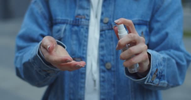 Lave as mãos usando anti-séptico. Close up of girl hands using alcohol-based liquid to protect COVID19 outdoor. Saúde e segurança, coronavírus N1H1, cuidados de proteção do vírus . — Vídeo de Stock