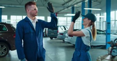 Üniformalı iki erkek ve kadın tamirci birbirlerine beş dolar verip neşeyle gülüyorlar. Büyük garajda kameraya gülümseyen güzel kadın ve yakışıklı adamın portresi..