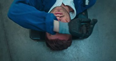 Beyaz tenli, yorgun ve kirli adam araba mühendisinin otomobilin altından tekerleklerle çıkıp neşeli bir şekilde gülümsemesi. Erkek tamirci işte. Mekanik iş kavramı.