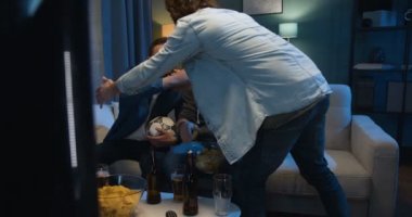 Beyaz bir adam, Darl 'ın oturma odasına giriyor ve arkadaşlarıyla selamlaşıyor. Onlar da akşam televizyonda futbol maçı izliyorlar. Erkekler spor kanalı ve gece atıştırmalıklarıyla dinleniyorlar..