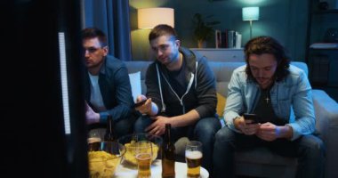 Üç sıkılmış Kafkasyalı adam TV izlerken gece geç saatlere kadar kanepede bira ve atıştırmalıklarla oturuyorlar. Takım kaybettikten sonra uzaktan kumandayla kanal değiştiren yakışıklı adamlar. Evdeki sporseverler üzgün..