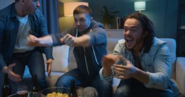 Neşeli, mutlu, beyaz adamlar gol atmak ve maçı kazanmak için tezahürat yaptıklarında bağırıp sarılıyorlar. Erkekler gece geç saatlerde spor kanalıyla televizyon seyrediyorlar..