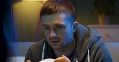 Geceleri oturma odasında televizyonda spor maçı izleyen Kafkas erkek fanatiklerine yakın durun. Futbol topu tutan ve takım için tezahürat yapan neşeli adam hangi golü attı ya da kazandı?.