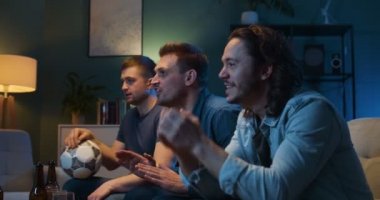 Gergin beyaz erkek futbol fanatikleri TV izlerken ve gece geç saatlere kadar oturma odasında otururken favori takım için bağırıyor, endişeleniyor ve tezahürat yapıyorlar. Erkek arkadaşlar güzel bir akşam geçiriyorlar..