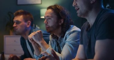 Neşeli, mutlu, beyaz adamların favori takım için tezahürat yapması ve gol atması ve maçı kazanması. Erkekler gece geç saatlerde spor kanallarıyla televizyon izleyip bira içiyorlar..