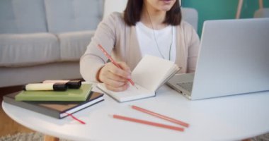 Dizüstü bilgisayarda çalışan genç bir kız öğrenci, internet öğretmeniyle birlikte çalışıyor. Serbest çalışan kadın stresi, ilham ve fikir arayışı, evde dizüstü bilgisayar kullanarak sosyal ağda haber okumak.