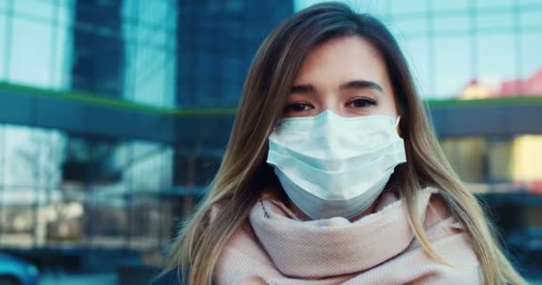Närbild porträtt av en kvinnlig rädd turist bär skyddande mask på urban gata. Begreppet hälsa och säkerhet, karantän för coronavirus, virusskydd — Stockvideo