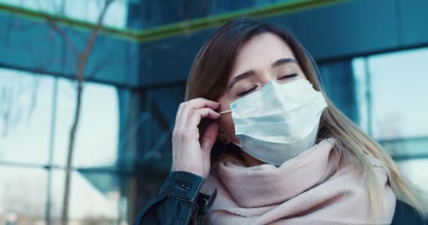 Närbild porträtt av en lycklig flicka tar av mask, andas djupt och ler efter Coronavirus utrotade.Begreppet hälsa och säkerhet liv, coronavirus, virusskydd, pandemi — Stockvideo