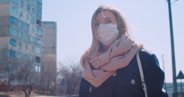 Close-up portret van Kaukasische vrouw op straat dragen van gezicht bescherming virus masker ter voorkoming van coronavirus covid 19. Lady wandelen in de openbare ruimte op quarantaine voor voedsel. — Stockvideo