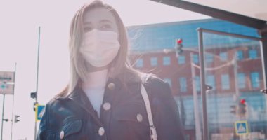 Hasta, sağlıksız genç bir kadının portresi yakın çekimde öksürük, grip ya da ateş hastası bir kız havlama, maske takma ve otobüs durağında maske takma gibi sağlık sorunları yaşıyor..