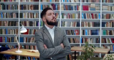 Kafkasyalı genç bir iş adamının portresi. Sakallı, ayyaş, önünde el ele tutuşuyor ve bir şeyler düşünüyor. Erkek profesör ya da kameraya gülümseyen bir İncil işçisi. Bilge öğretmen