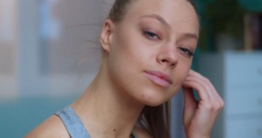 Çalışmaya başlamadan önce, kulaklık takmış, kameraya bakan konsantre olmuş fit bir kadının yakın plan portresi. Antrenman sırasında genç bir kız. Eğitim, egzersiz ve sağlık konsepti.