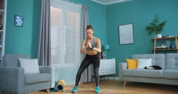 Giovane in forma e tonificare donna facendo allenamento fitness e sit up esercizi per uno stile di vita sano e addominali forti in soggiorno a casa. Sport e fitness. Concetto di allenamento, allenamento e benessere . — Video Stock