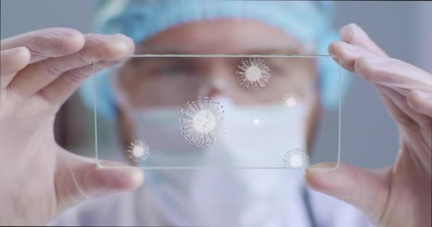 Wissenschaftler, Arzt, Chirurg, inspizieren technologische digitale holographische Platte dargestellt Coronavirus, ncov-2019. Futuristische Medizin: Mann untersucht Abbildung eines Virenmoleküls Coronavirus 19ncov — Stockvideo