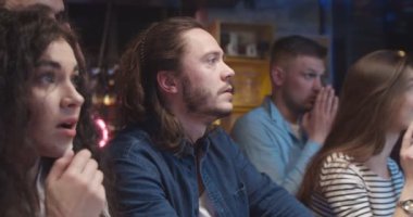 Beyazlar spor maçı izler ve farklı takımları destekler. Erkekler ve kızlar endişelenir ve bekler. Pub 'da TV karşısında futbol hayranları mutlu ve üzgün, neşeli ve hayal kırıklığına uğramış..