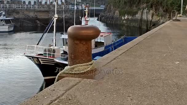 Lento para embarcar amarrado a noray en Puerto de Vega — Vídeo de stock