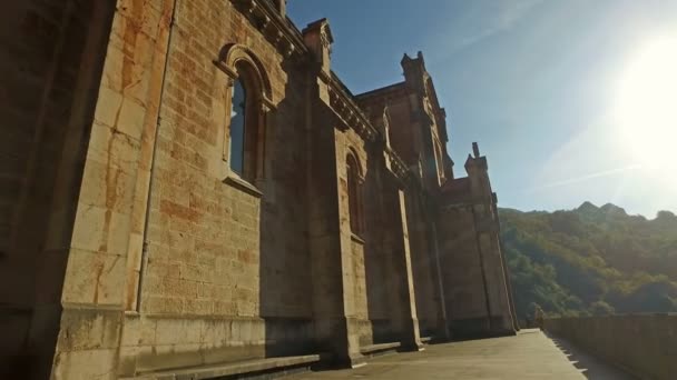 Touring omkretsen av den Basilica av Covadonga 05 — Stockvideo