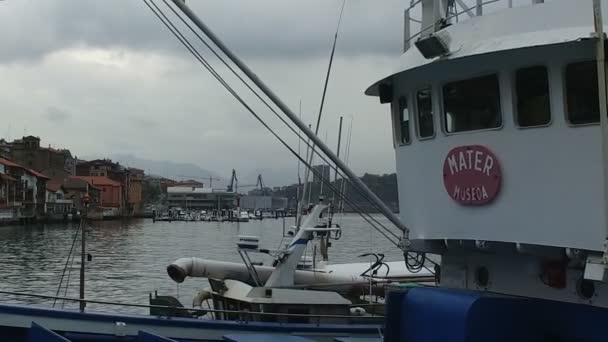 Barco Lento amarrado en muelle Pasajes de San Juan — Vídeos de Stock