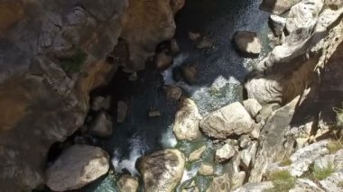 Yavaş uçurumun Caminito del Rey 09 üzerinde uçan