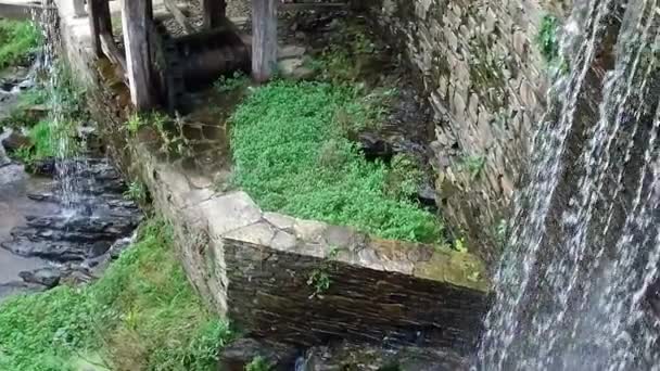 Caminhada lenta ao longo do canal, cachoeira e rio em Taramundi moinhos 14 — Vídeo de Stock