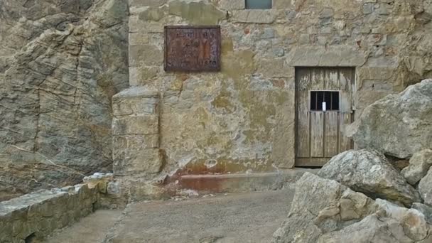 Progression lente vers la porte de l'ermitage suspendue à la falaise 12 — Video