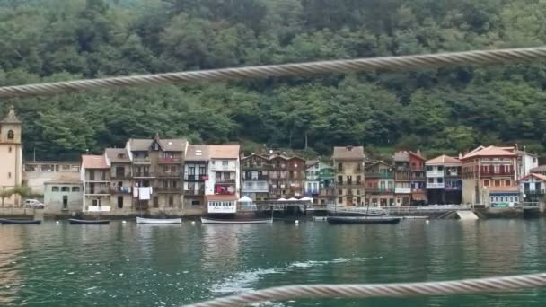 Camión de cámara lenta a la izquierda Pier of Passages de San Pedro frente a Pasaia Donibane — Vídeos de Stock