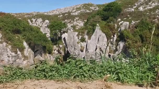 Lassú, felfedezni a rejtett strand Gulpiyuri 01 — Stock videók